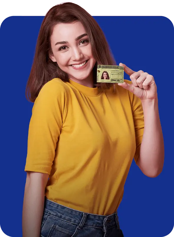 Mulher feliz segurando CNH